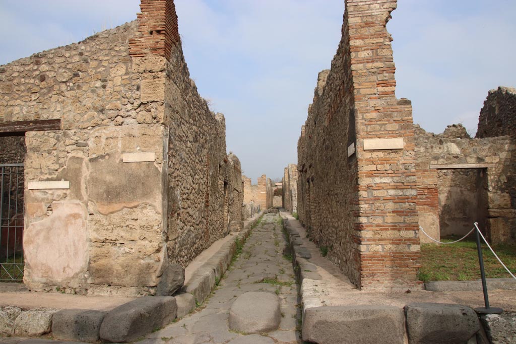 Vicolo di Tesmo, Pompeii. October 2023. Looking north between IX.3 and IX.6. Photo courtesy of Klaus Heese.