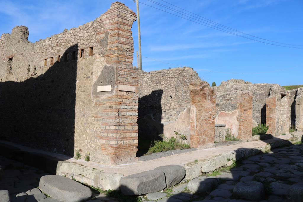 Vicolo di Tesmo, on left, Pompeii. December 2018. 
Looking north-east at IX.6.a on junction with unnamed roadway/continuation of Via degli Augustali, on right.
Photo courtesy of Aude Durand.

