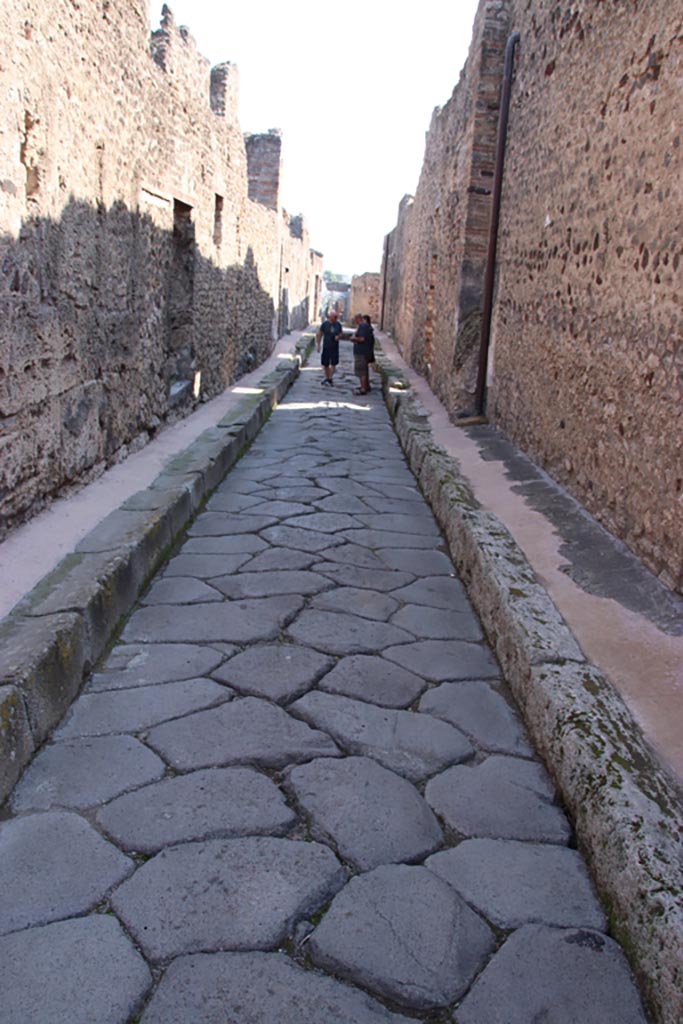 Vicolo di Tesmo, Pompeii. October 2022.
Looking south from junction with unnamed vicolo between IX.7, on left, and IX.2, on right. 
Photo courtesy of Klaus Heese. 
