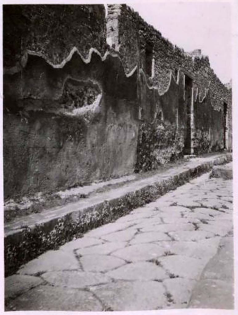Vicolo di Tesmo, Pompeii. Pre-1943. 
Looking north along west side towards IX.2.17. Photo by Tatiana Warscher.
See Warscher, T. Codex Topographicus Pompeianus, IX.2. (1943), Swedish Institute, Rome. (no.86.)
