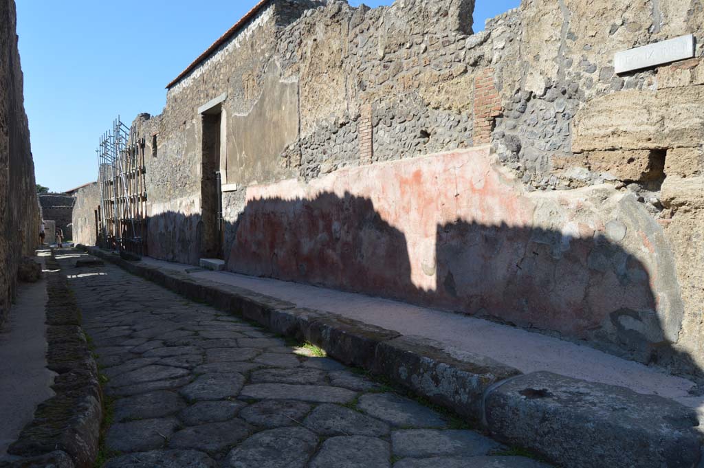 Vicolo di Balbo, Pompeii. October 2017. Looking west along north side towards IX.2.16, from junction with Vicolo di Tesmo.
Foto Taylor Lauritsen, ERC Grant 681269 DÉCOR.
