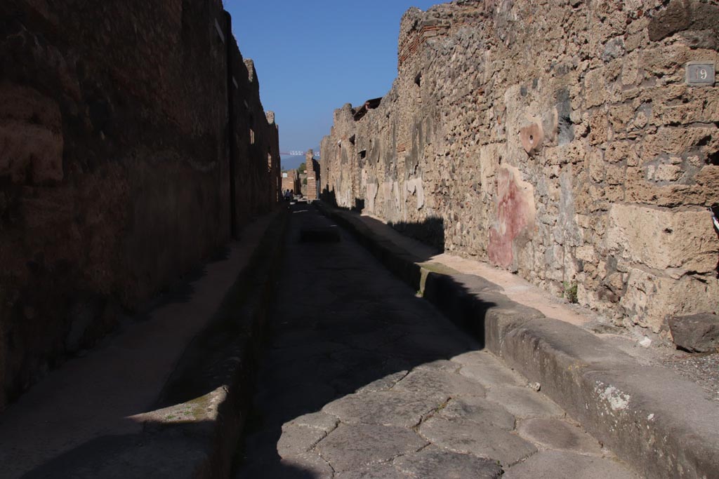 Vicolo di Tesmo, Pompeii. October 2022. Looking north from IX.7.19, on right. Photo courtesy of Klaus Heese. 