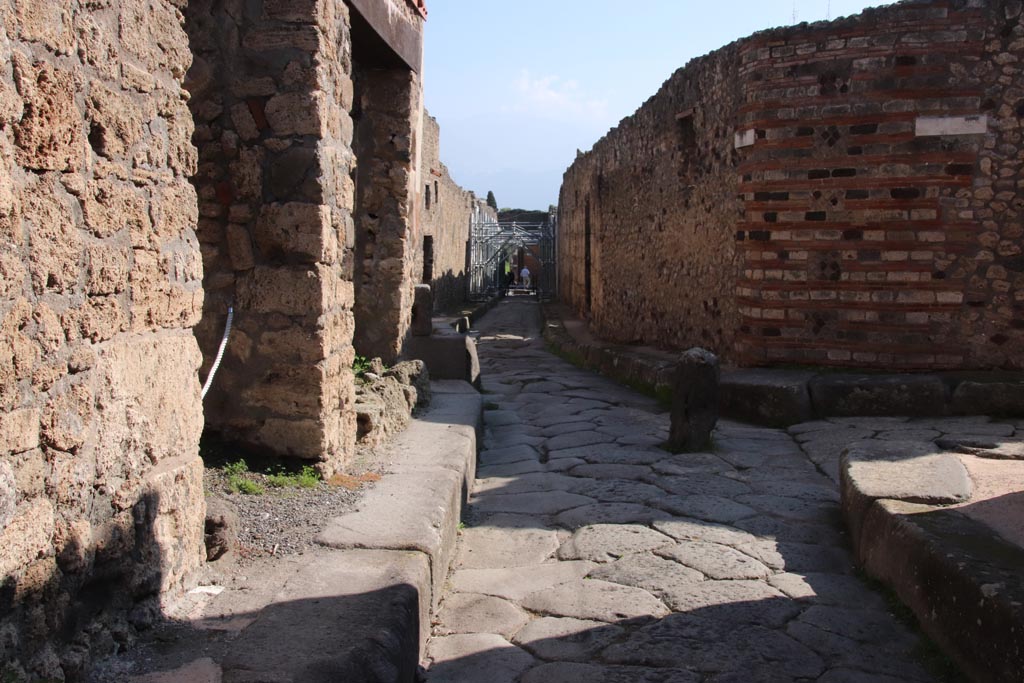Vicolo di Tesmo, Pompeii. October 2022. 
Looking south from IX.7.19, on left, and junction with Vicolo di Balbo, on right. Photo courtesy of Klaus Heese. 
