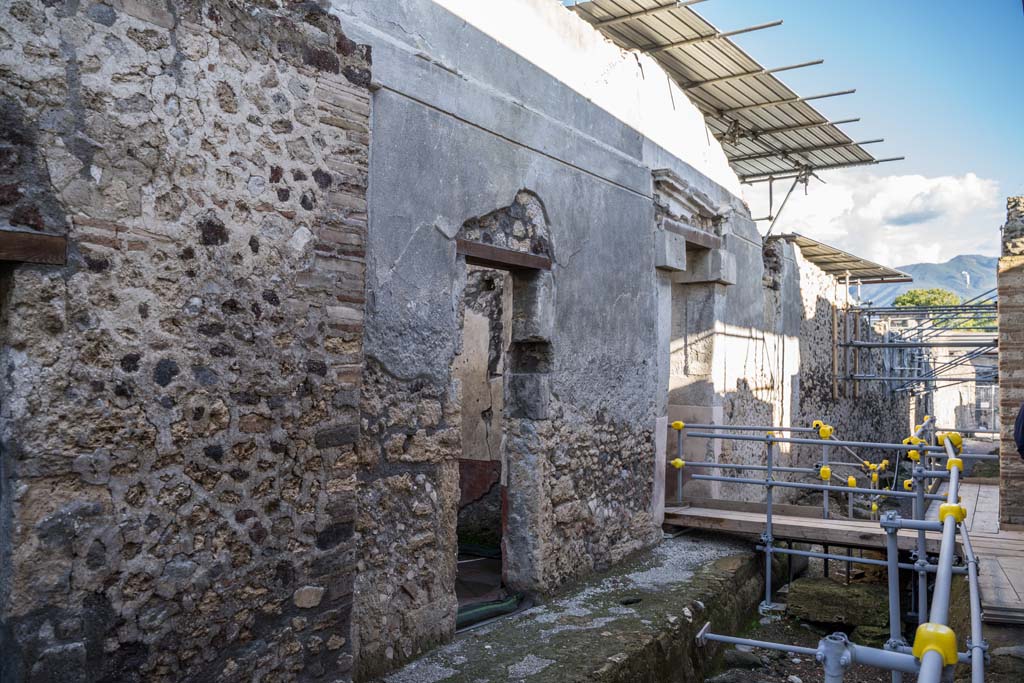 Vicolo dei Balconi, under excavation, June 2018. 
On the right is V.3 where an intact collapsed roof can be seen.

Vicolo dei Balconi, in fase di scavo, giugno 2018.
Sulla destra si trova V.3 dove si può vedere un tetto crollato intatto.

Photograph © Parco Archeologico di Pompei.
