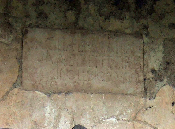 FPND Pompeii. December 2005. Plaque on south wall with inscription.
