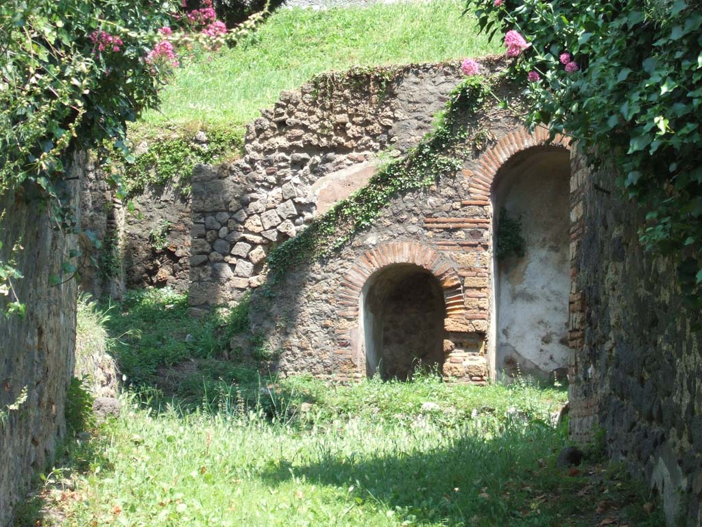 HGE15 Pompeii. May 2006. Looking east from entrance doorway.