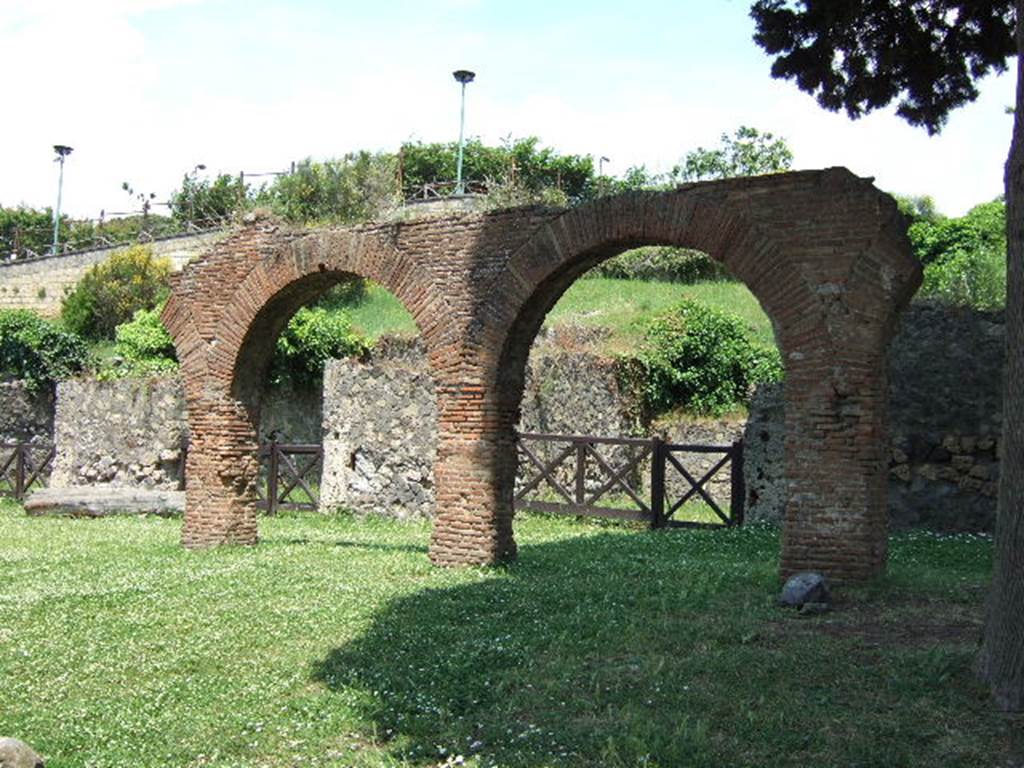 HGE18 Pompeii. May 2006. Remains of covered colonnade outside HGE17.