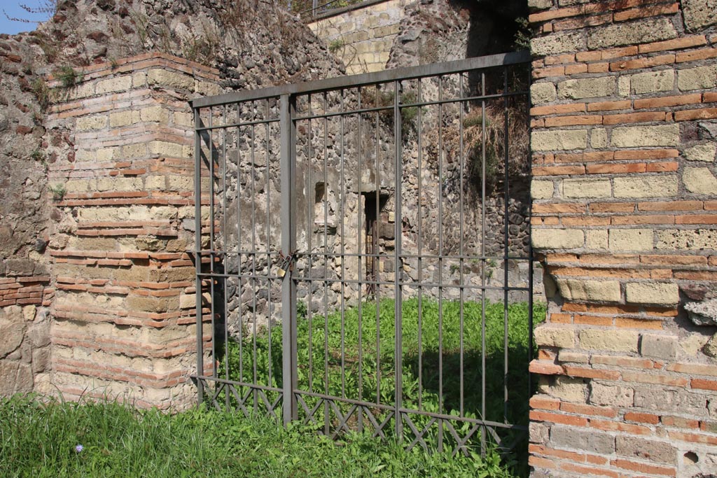 HGE29 Pompeii. October 2023. Looking north-east through entrance doorway. Photo courtesy of Klaus Heese.