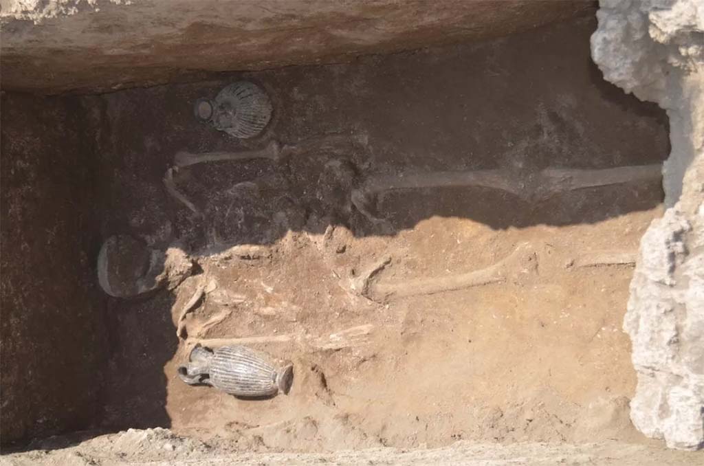 HGE32A Pompeii. June 2016. Tomb of a Samnite Man. There is an oenochoe lying against the right arm, a lekythos in a vertical position near the left arm

Photograph © Parco Archeologico di Pompei.

