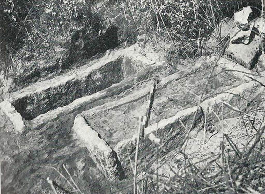 HGE45 Pompeii. The two graves during excavation in 1979.
See De Caro S., 1979. Cronache Pompeiane V, p. 181, fig. 2.
