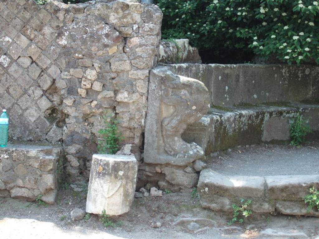 HGW02 Pompeii. May 2006. Lions paw at south end of tomb.