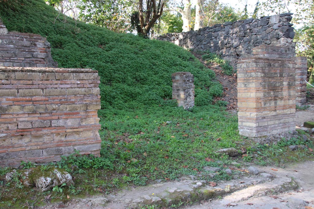 HGW14 Pompeii.October 2023. Looking north-west through portico towards shop doorway. Photo courtesy of Klaus Heese.