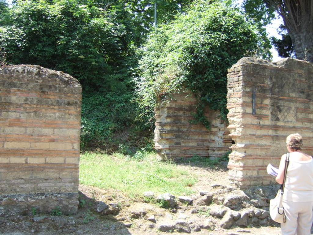 HGW15 Pompeii. May 2006. Looking through portico on west side of Via dei Sepolcri.