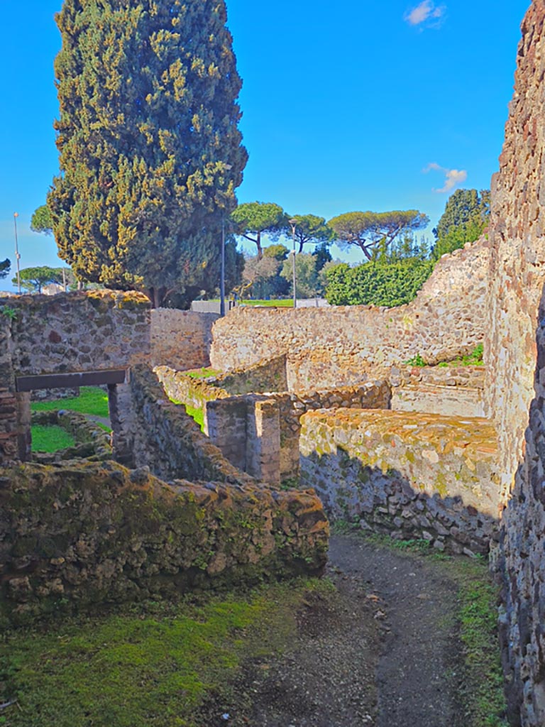 HGW25 Pompeii. Part of Villa of Diomedes. March 2024.
Looking west across room from doorway. Photo courtesy of Giuseppe Ciaramella.
(Fontaine –room 7,3)
