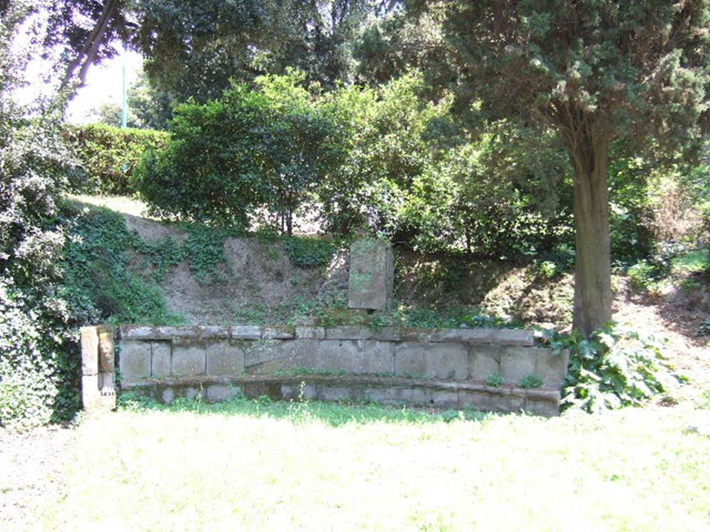 NGH Pompeii. May 2006. Rear of schola tomb with lion paw and altar.