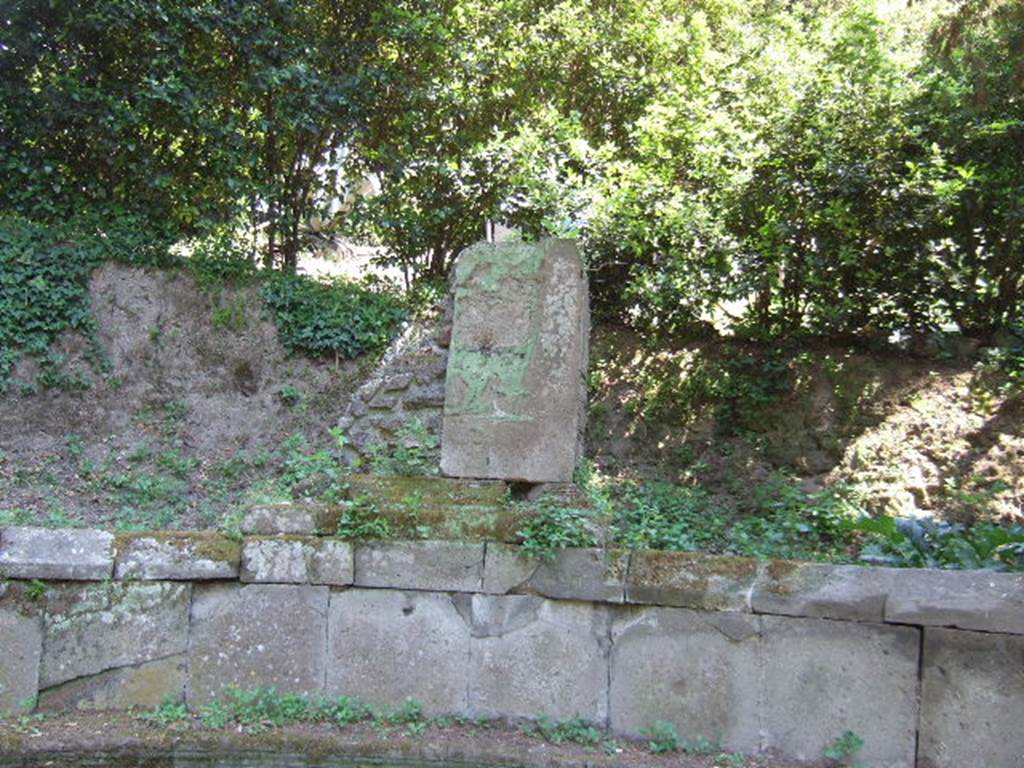 NGH Pompeii. May 2006. Rear of schola tomb with altar.