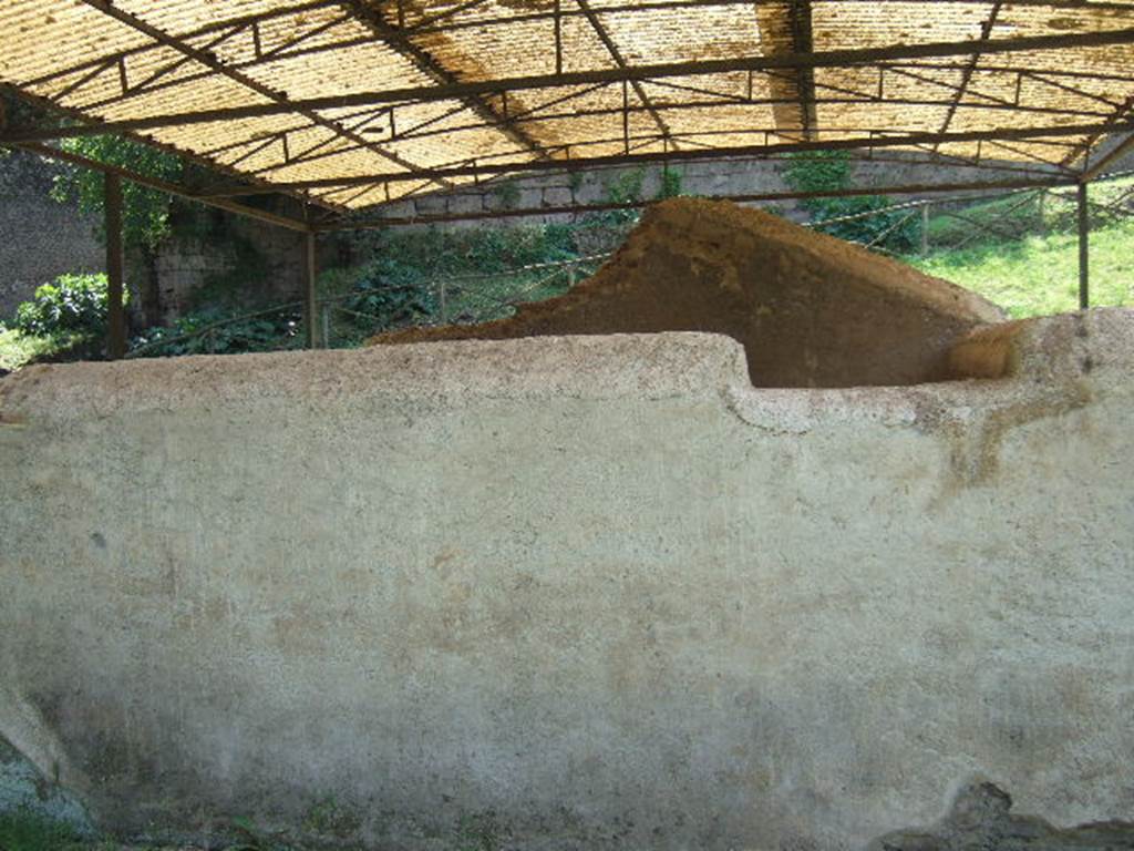 NGOF Pompeii. May 2006. Exterior of north rear wall of tomb of M. Obellius Firmus.