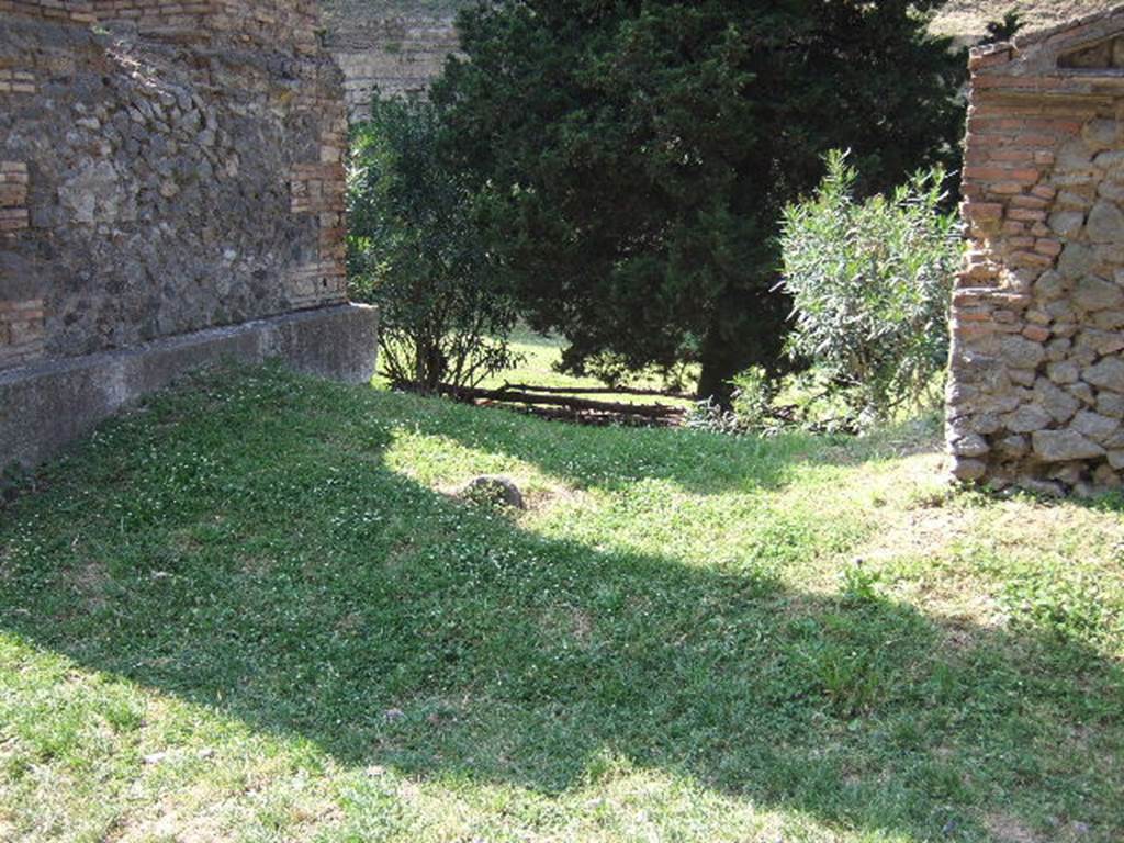 Pompeii Porta Nocera. May 2006. Tomb between 20EN and 22EN. 
In this gap were found two columelle, one male and one female. Neither had an inscription. 
See D’Ambrosio, A. and De Caro, S., 1983. Un Impegno per Pompei: Fotopiano e documentazione della Necropoli di Porta Nocera. Milano: Touring Club Italiano. (20EN).
