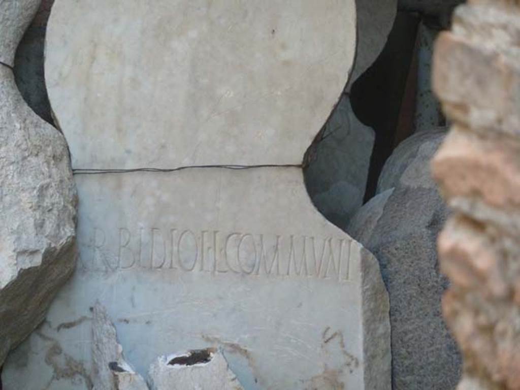 Pompeii Porta Nocera. September 2015. Tomb 15ES. Inscribed columella in VII.7.30 Forum Granary store.
This has the inscription L. BARBIDIO L. L. COMMVNI
