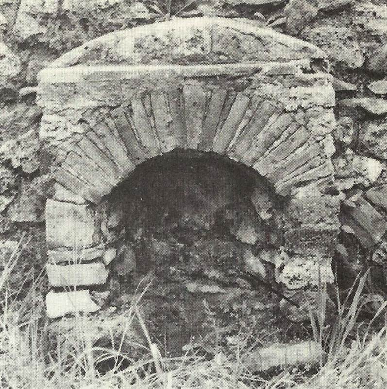 Pompeii Porta Nocera. Aedicula shrine for funerary ritual in the area between the tombs 15ES and 17ES.
See D’Ambrosio, A. and De Caro, S., 1983. Un Impegno per Pompei: Fotopiano e documentazione della Necropoli di Porta Nocera. Milano: Touring Club Italiano. (15ES).
