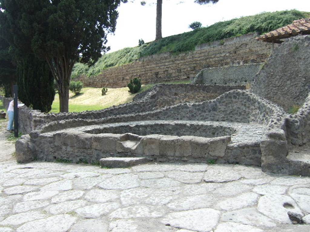 Pompeii Porta Nocera. May 2006. Semi circular area near plaster casts of victims on north-west side of Via delle Tombe. 