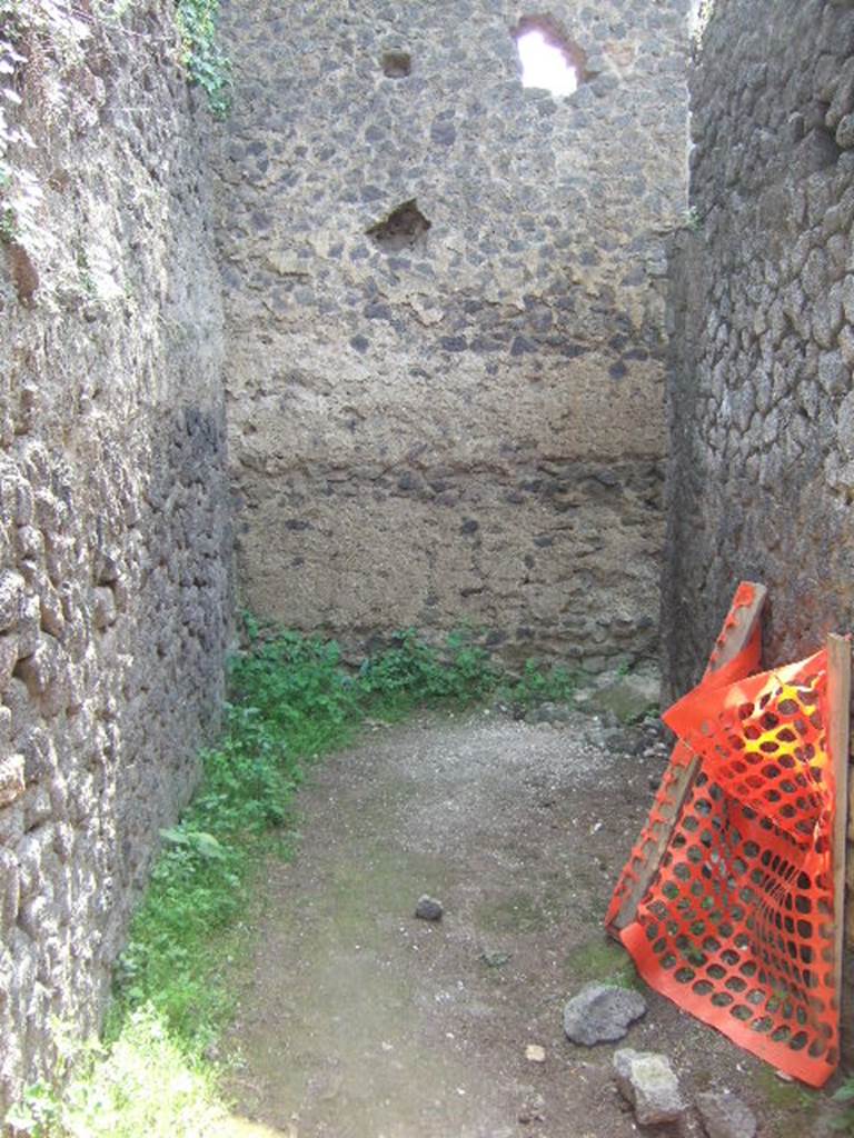 Pompeii Porta Nocera. May 2006. Tomb 9OS. Looking west along rear south wall of tomb 7OS to wall of Tomb 9OS.