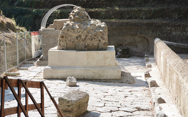 SG4 Pompeii. 2015. Tombs SG4 and SG5, with roofing and scaffolding, with Porta Stabia in the background.