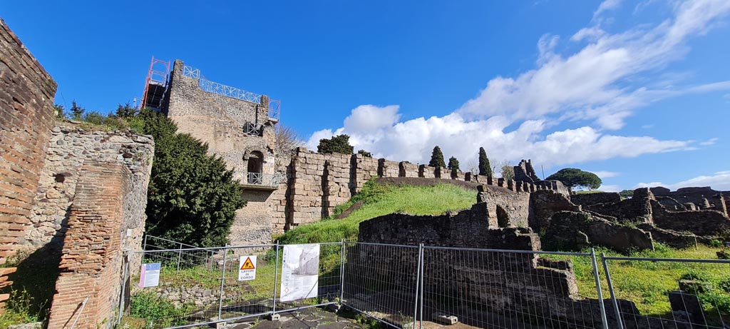 Tower XI and Town Walls at end of Via di Mercurio, Pompeii. April 2022. 
On the right is part of VI.9.1. Photo courtesy of Giuseppe Ciaramella.

