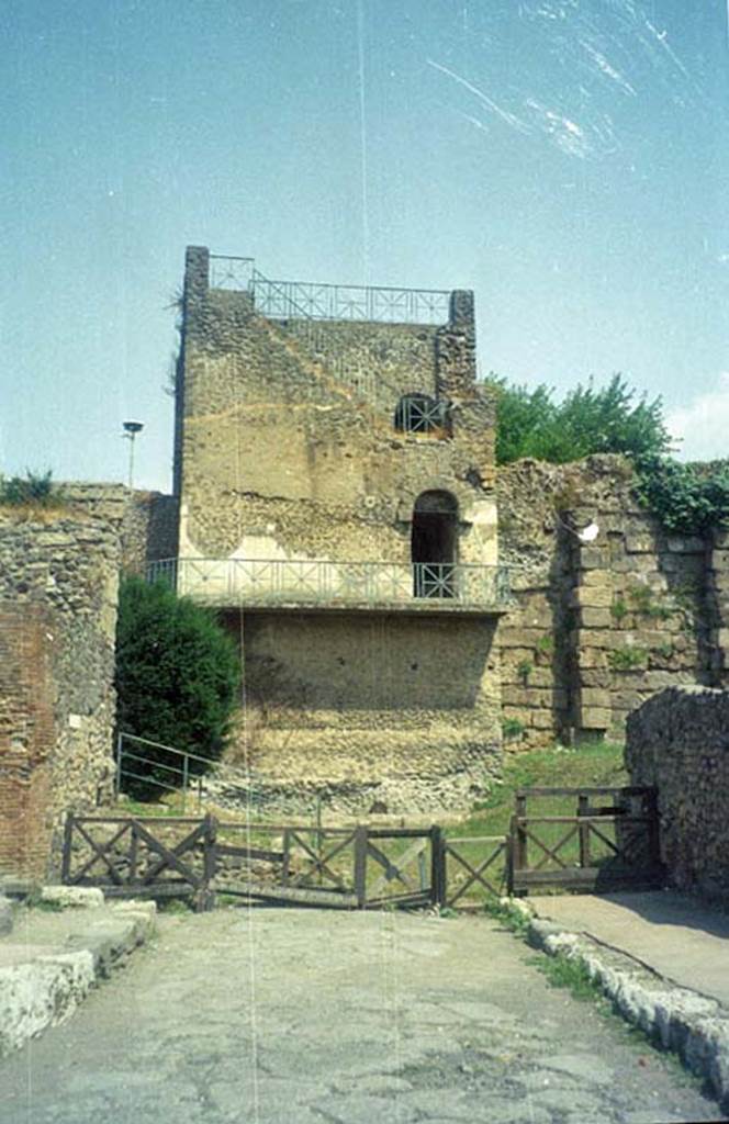 T11 Pompeii. Tower XI. September 2004. South side, and city walls on east side.
