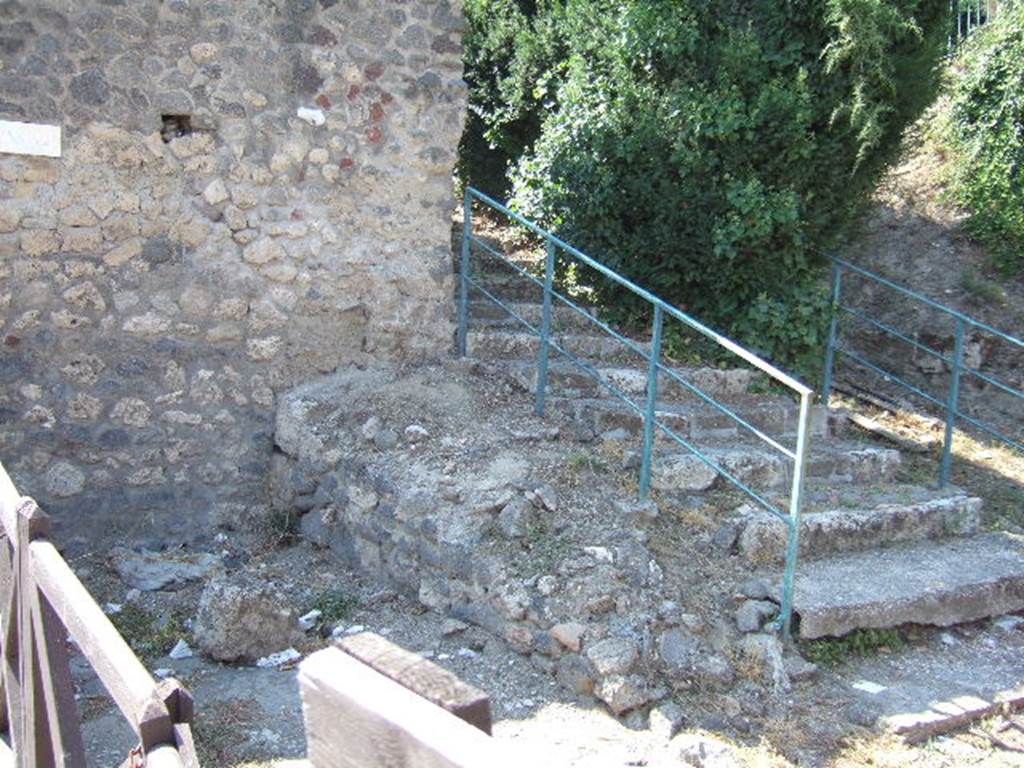 T11 Pompeii. September 2005. Steps on south-west side of Tower XI at end of Via di Mercurio. 