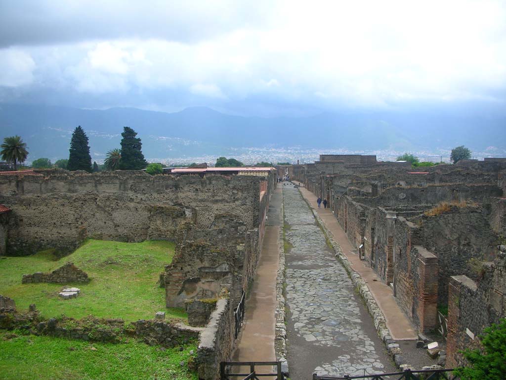 Tower XI, Pompeii. May 2010. Looking south from Tower along Via di Mercurio. Photo courtesy of Ivo van der Graaff.