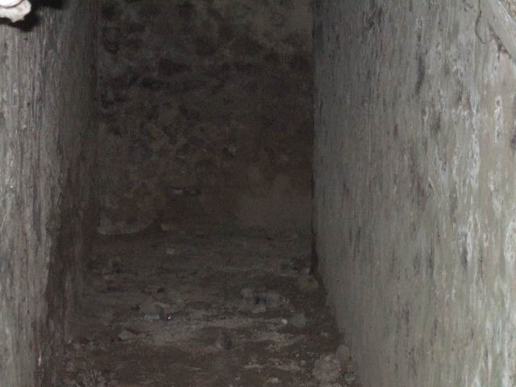 T7 Pompeii. Tower VII. May 2006. Looking through window in centre of north wall.