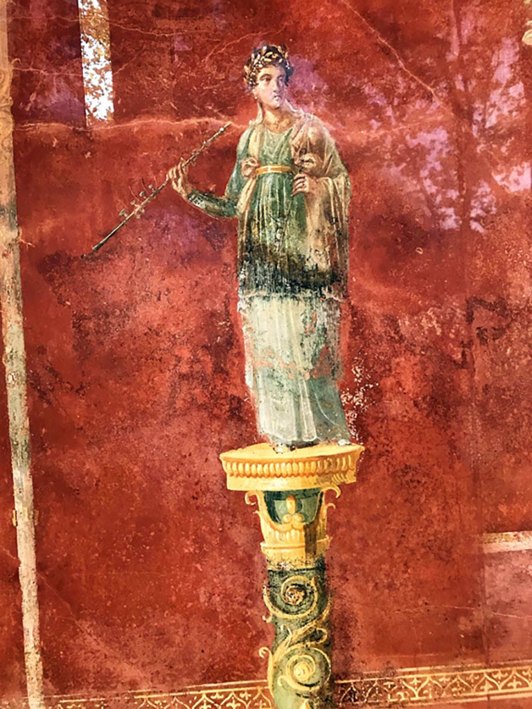 Complesso dei triclini in località Moregine a Pompei. April 2019. Triclinium A, east wall.
Thalia the muse of comedy and pastoral poetry with comic mask and crook.
Photo courtesy of Rick Bauer.

