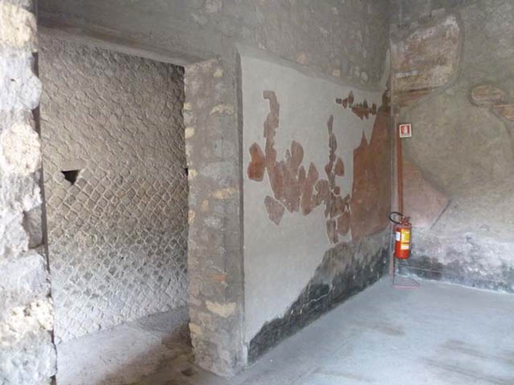 Oplontis, September 2015. Room 17, looking north across mosaic floor towards window to west portico 33. 