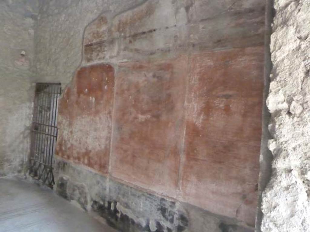 Oplontis, September 2015. Doorway to room 18, with painted decoration remaining on the east side.