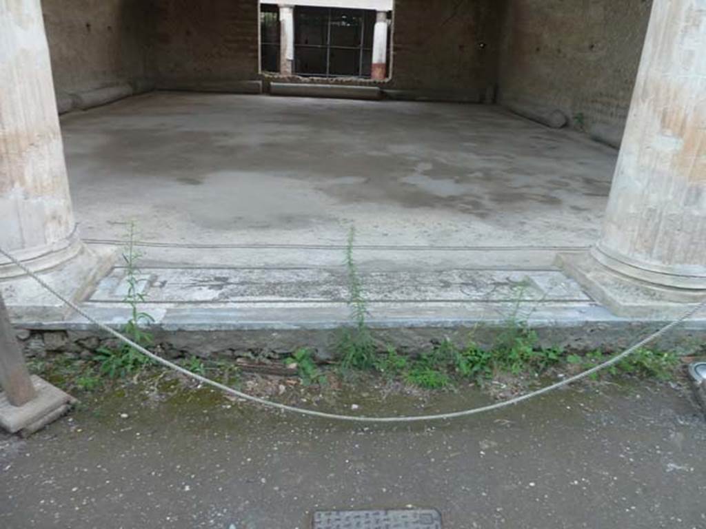 Oplontis, September 2015. Room 21, looking south towards central mosaic threshold.