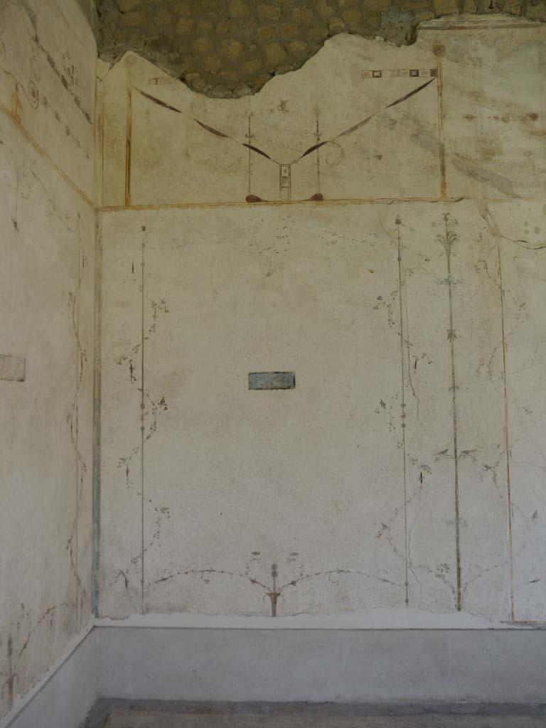 Oplontis Villa of Poppea, September 2018. 
Area 60, south-west corner of west wall of portico, between doorways to room 66, and corridor 46.
Foto Anne Kleineberg, ERC Grant 681269 DÉCOR.
