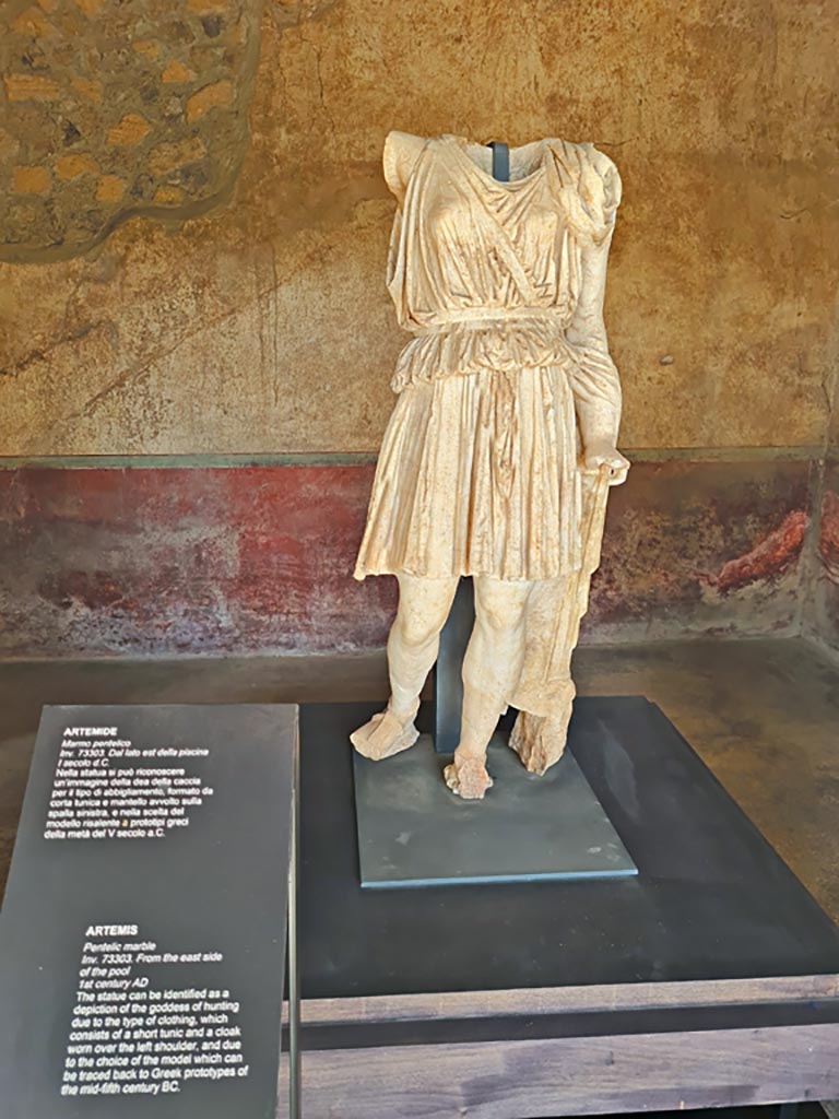 Oplontis Villa of Poppea, October 2023. 
Room 75, marble statue of Artemis, on display here but found on the east side of the pool.
Photo courtesy of Giuseppe Ciaramella. 
