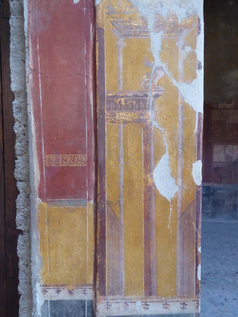 I.10.4 Pompeii. September 2017.  Detail of painted pilaster on east wall of atrium between rooms 3 and 4. 
Foto Annette Haug, ERC Grant 681269 DÉCOR.
