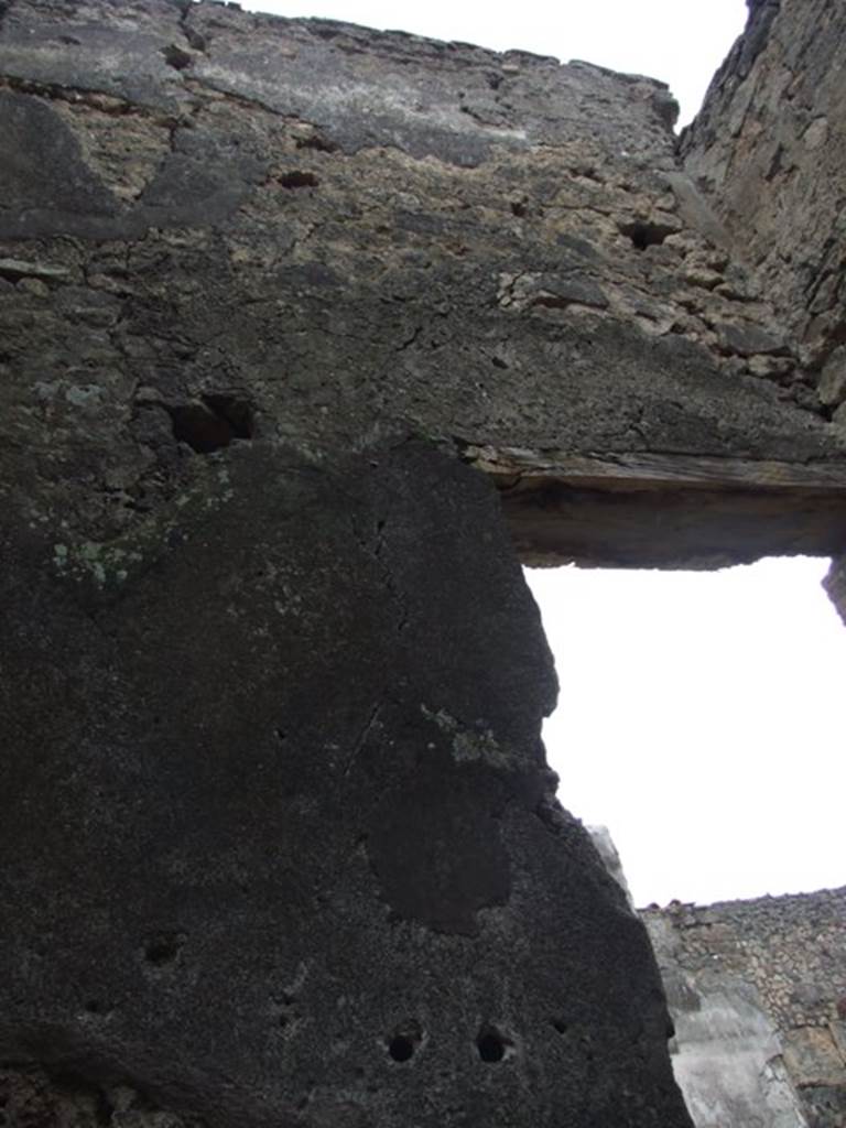 VI.10.11 Pompeii. March 2009. Room 4, west wall above doorway.