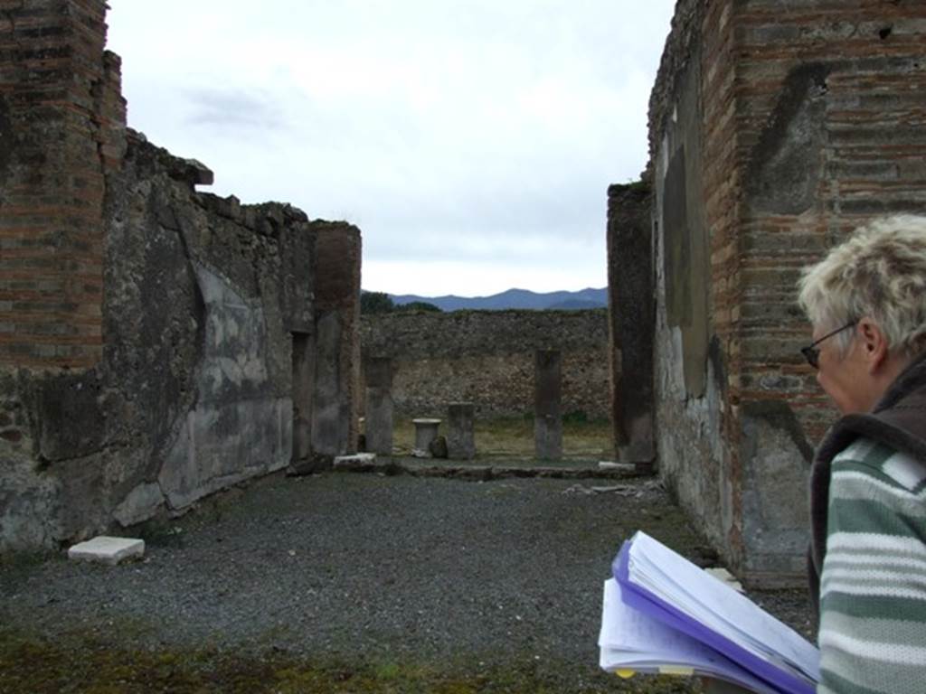VII.9.47 Pompeii.  March 2009.  Room 6. Tablinum.  Looking south towards garden area.
