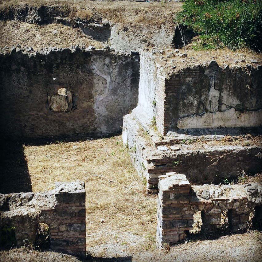 Pompeii Porta Sarno Necropolis. 2017. Podium tomb A. Funerary site with a monument on podium and enclosure. View from above.
Area D is to the east (right) of the entrance.
See FastiOnline Necropoli di Porta Sarno 2018 Use subject to CC BY-SA 4.0
